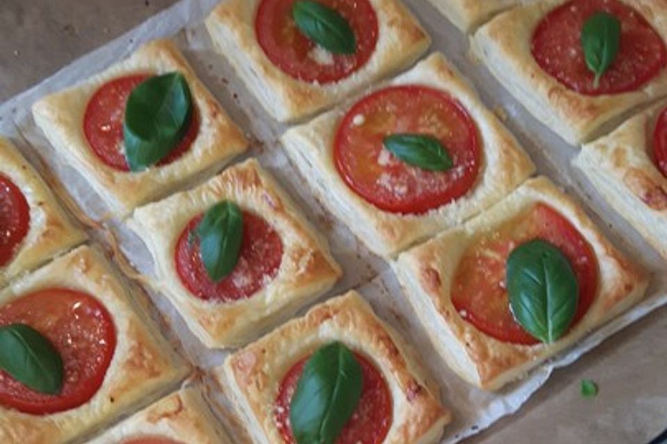 Blätterteig-Tomaten-Quadrate