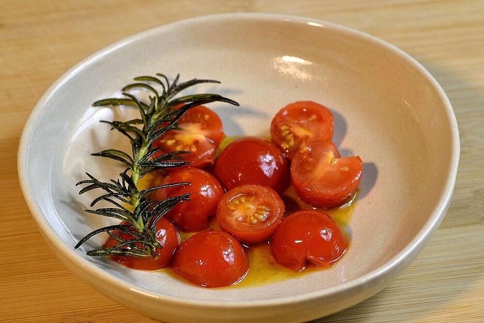 Gebratene Cocktailtomaten mit Rosmarin