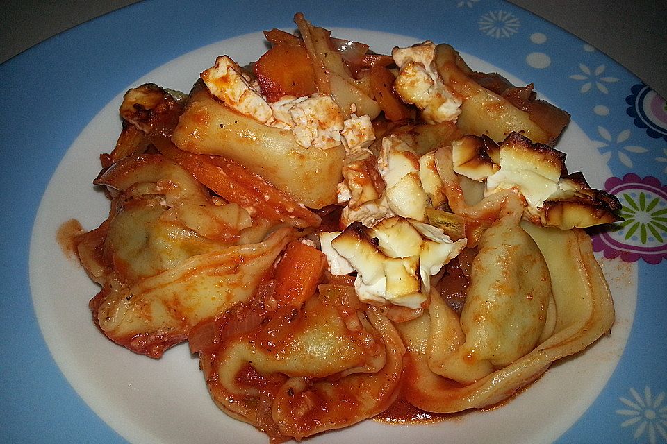 Tortellini mit Tomaten und Feta überbacken