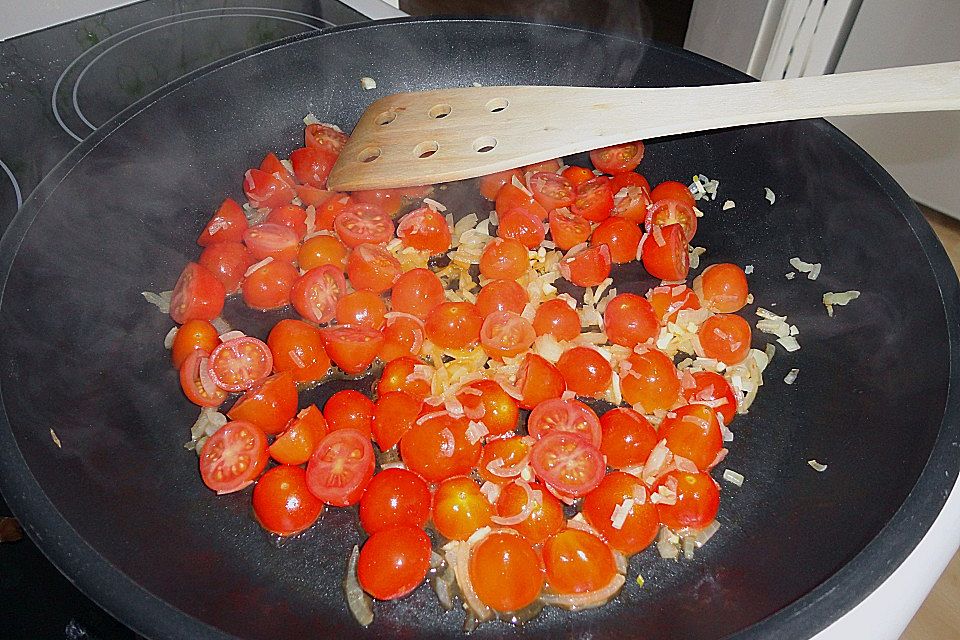 Garnelen in fruchtig, scharfer Sauce auf Nudeln