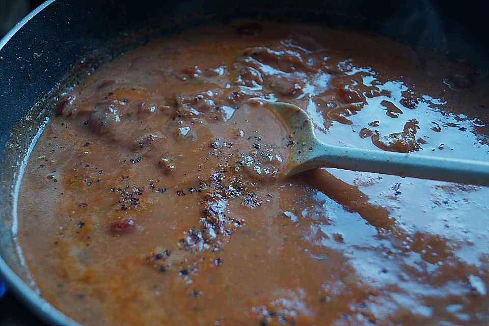 Garnelen in fruchtig, scharfer Sauce auf Nudeln