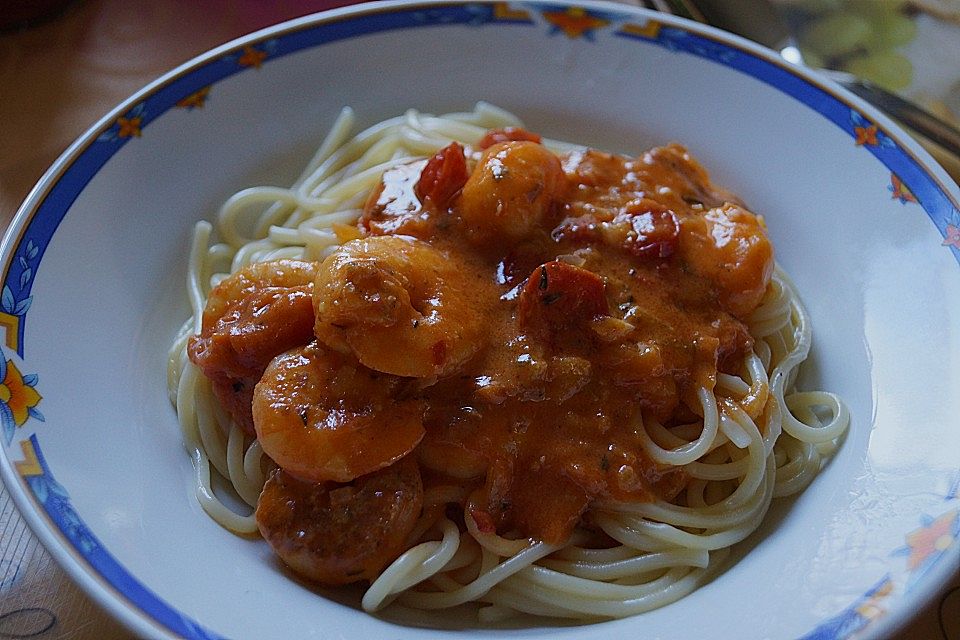 Garnelen in fruchtig, scharfer Sauce auf Nudeln