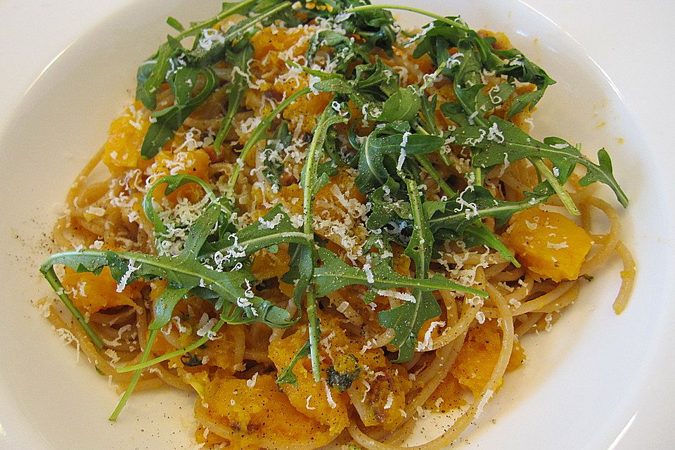 Pasta mit Kürbis, Rucola und Walnusspesto