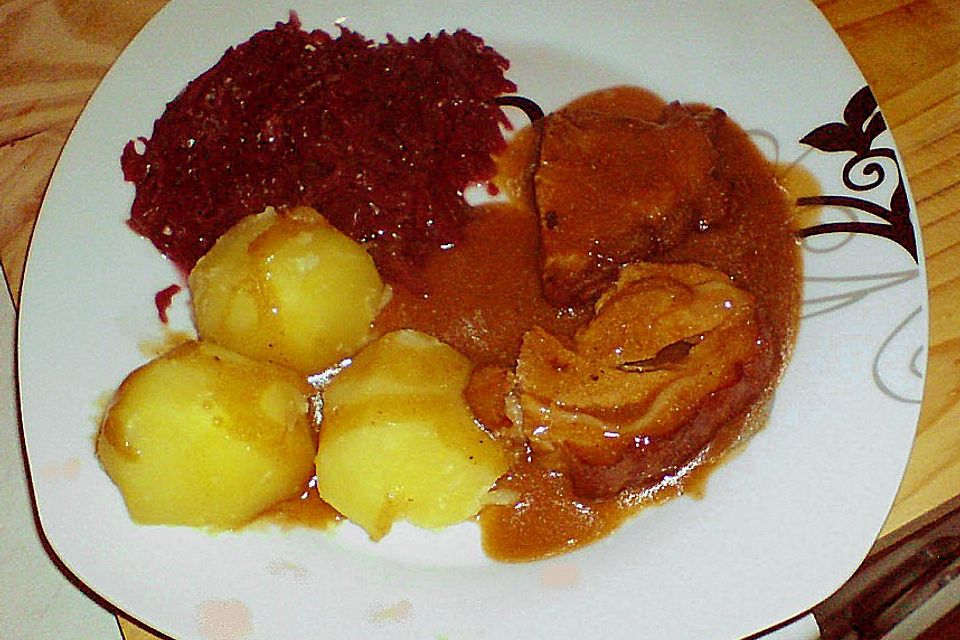 Schweinshaxe ohne Knochen mit Kruste und Grünkohl à la Kalli Schweinshaxe ohne Knochen mit Kruste und Grünkohl à la Kalli