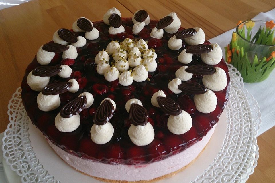 Windbeuteltorte mit Beeren