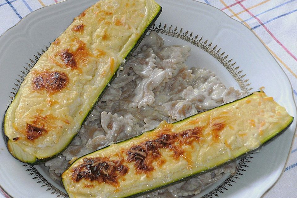 Zucchini - Schiffchen  auf   Meerrettichnudeln