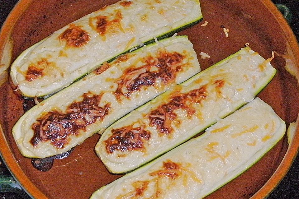 Zucchini - Schiffchen  auf   Meerrettichnudeln