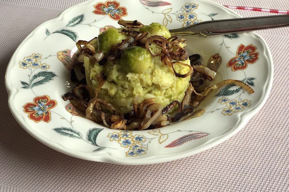 Rosenkohlpüree mit geschmelzten Zwiebeln