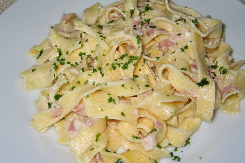 Nudeln mit Schinken - Käse - Soße