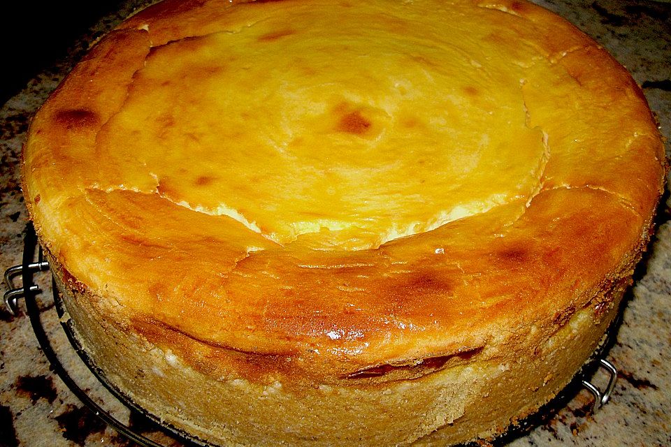 Käsekuchen mit geschlagener Sahne