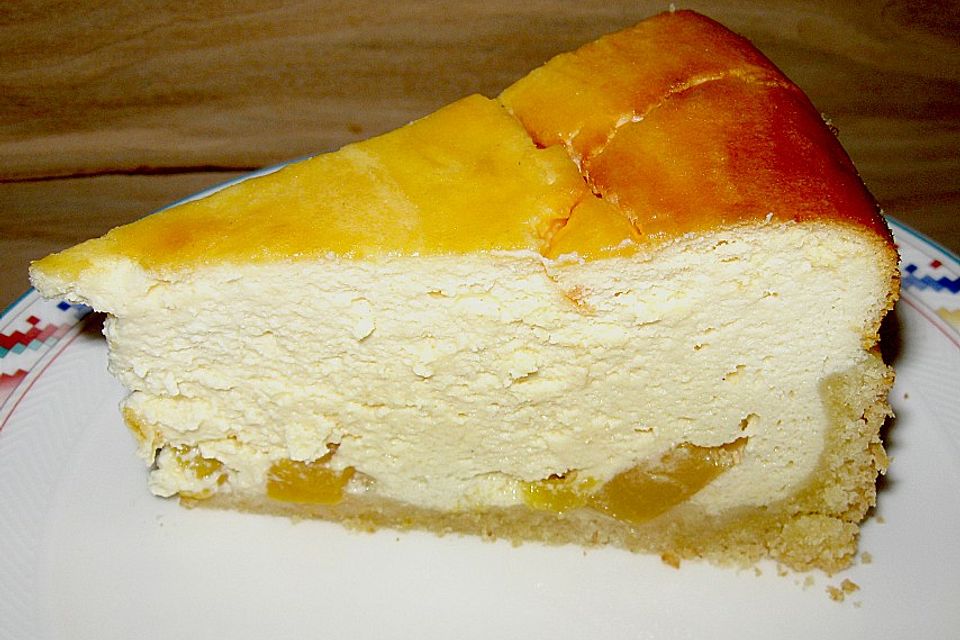 Käsekuchen mit geschlagener Sahne