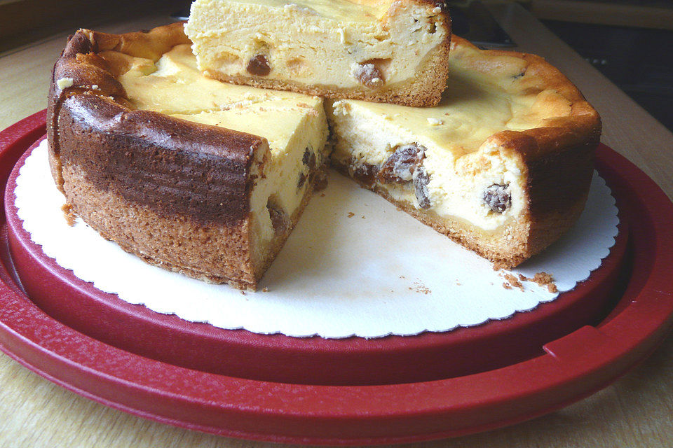 Käsekuchen mit geschlagener Sahne