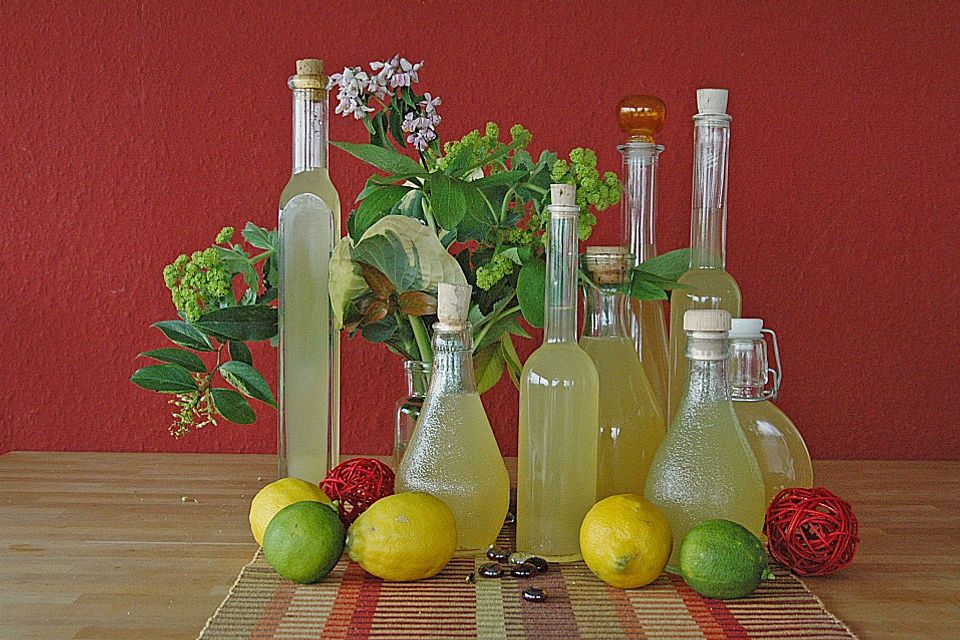 Zitronensirup mit Pfefferminze und Zitronenmelisse