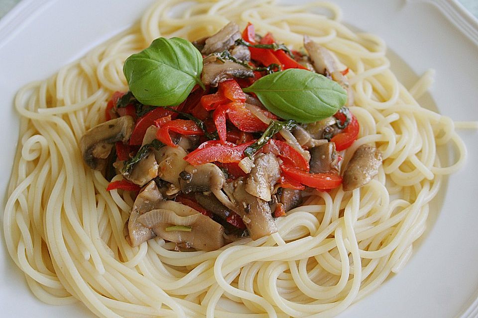 Spaghetti mit lauwarmem Champignon - Paprika - Salat