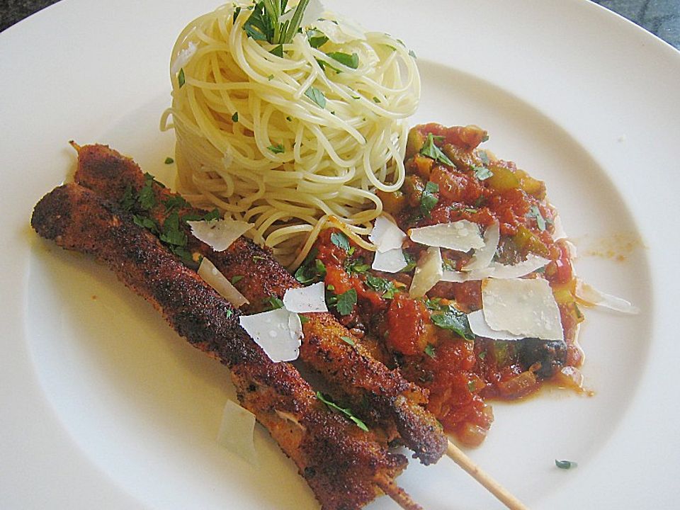 Speckstangen mit Pasta und einem Kompott aus Tomaten, Gurken und Oliven ...