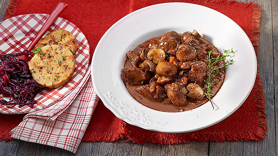 w-rziges-hirschgulasch-mit-zwiebeln-und-pilzen