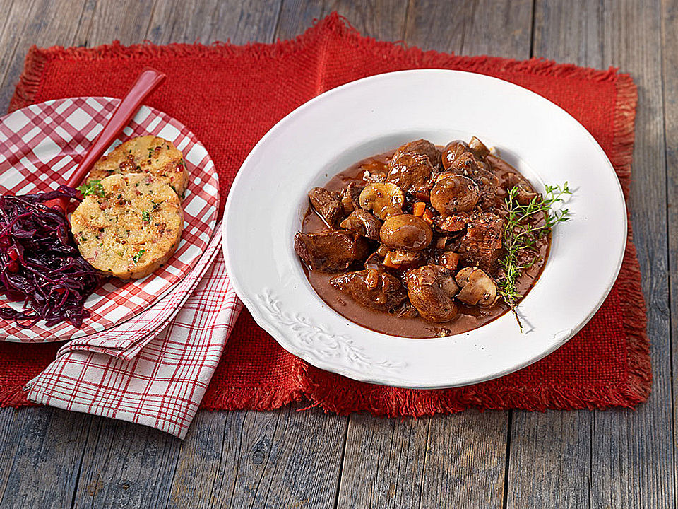 W-rziges-Hirschgulasch-mit-Zwiebeln-und-Pilzen