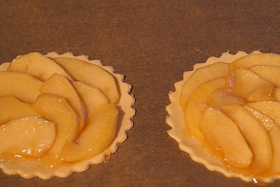 Warme Apfel - Törtchen mit Calvados - Sauce