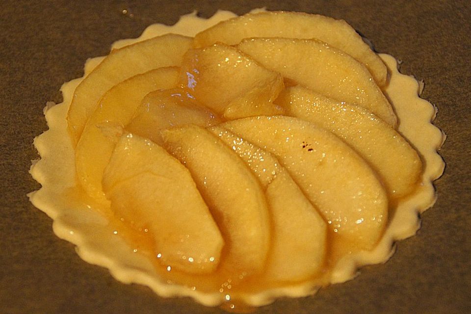 Warme Apfel - Törtchen mit Calvados - Sauce