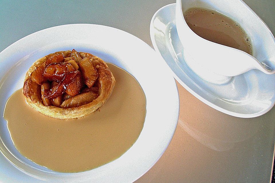 Warme Apfel - Törtchen mit Calvados - Sauce