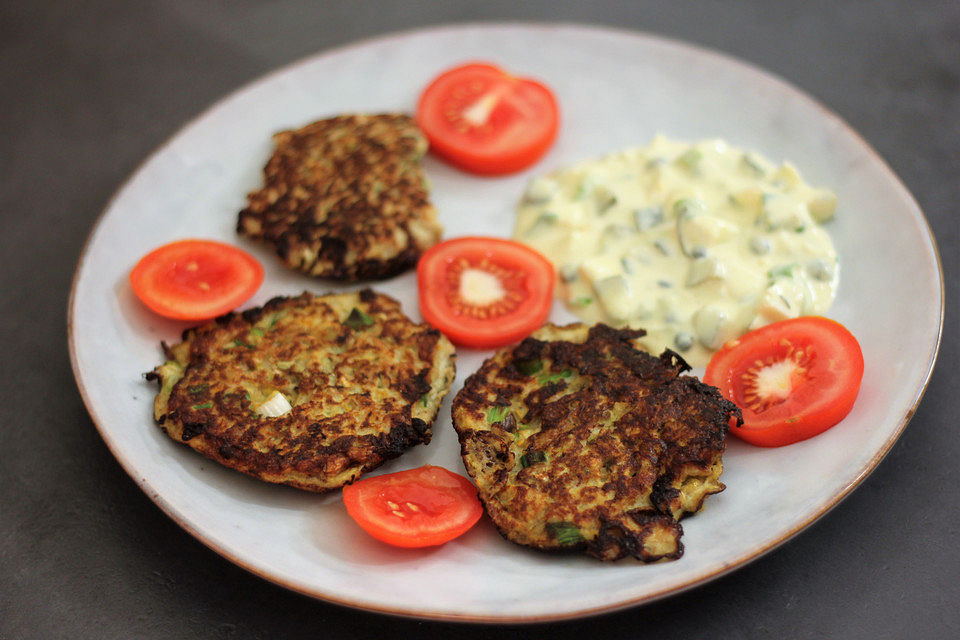 Zucchinipuffer mit Sauce tartare