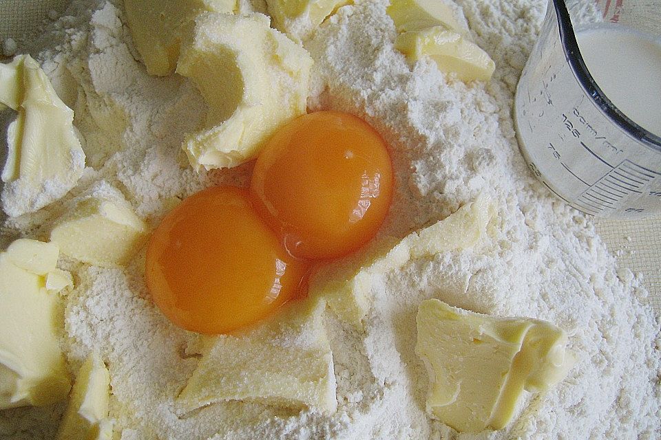 Gebratene Piroggen mit Krautfüllung auf Pfifferlingsragout