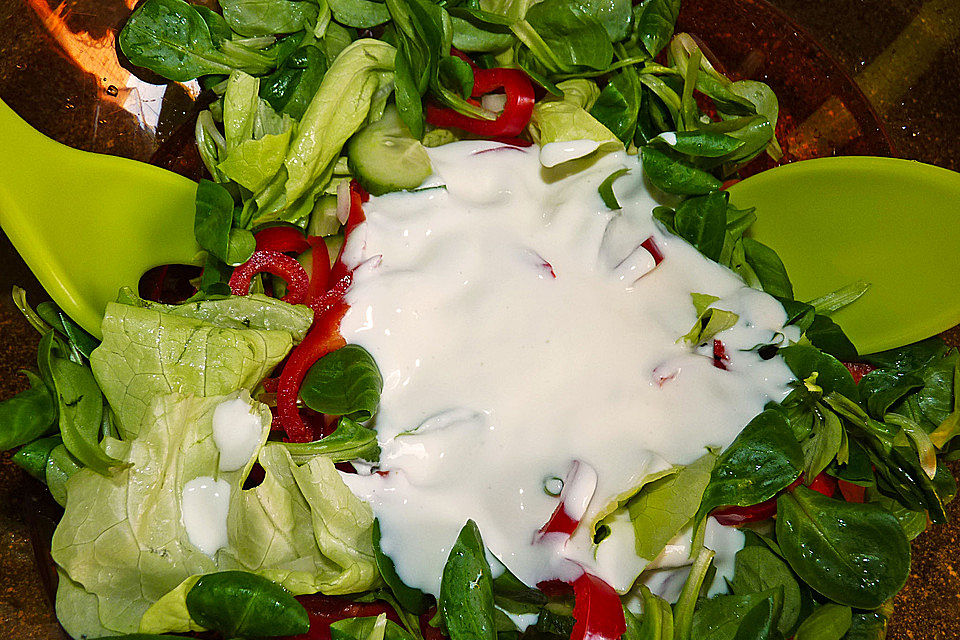 Salat mit saure Sahne - Zitronen - Dressing