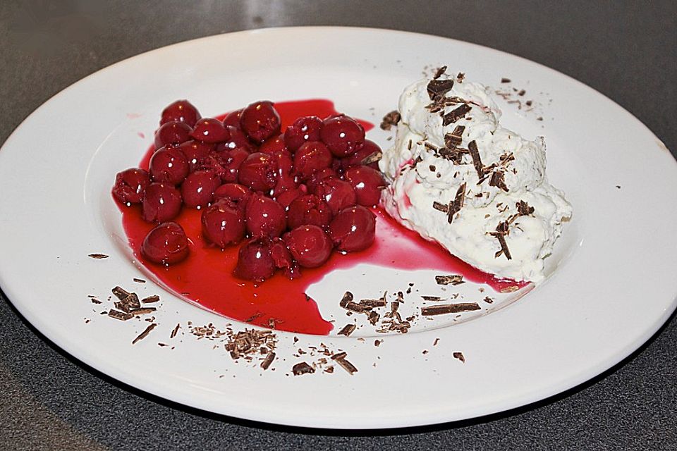 Weiße Schoko - Mousse mit Kirschen