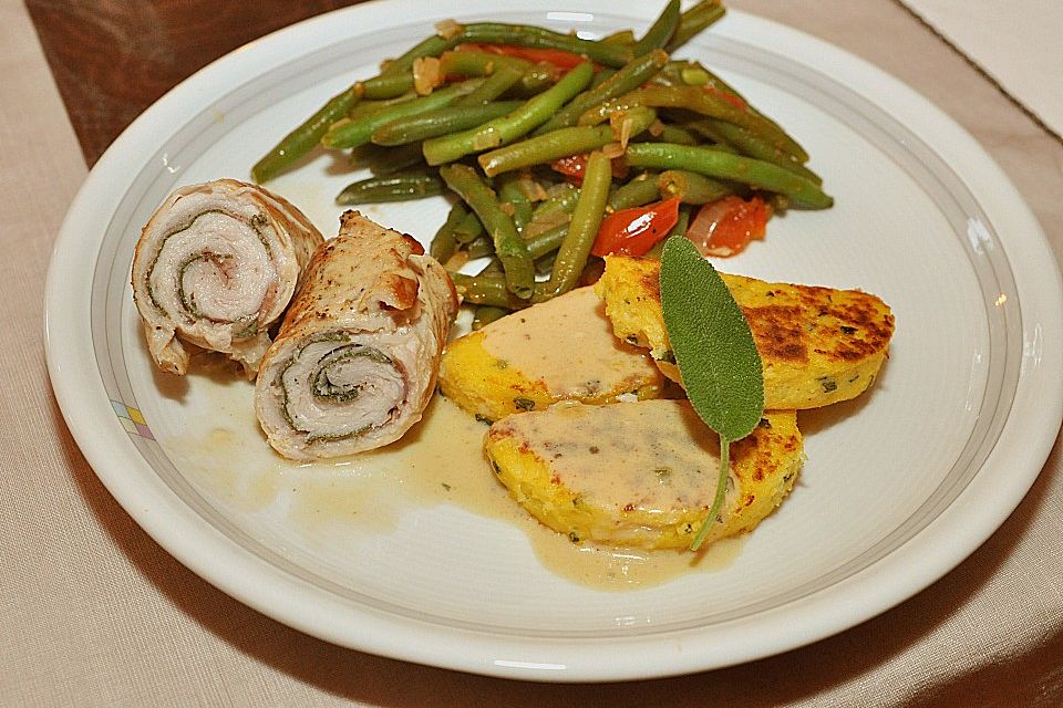 Putenröllchen mit Salbei und Schinken auf Tomaten - Bohnen Ragout