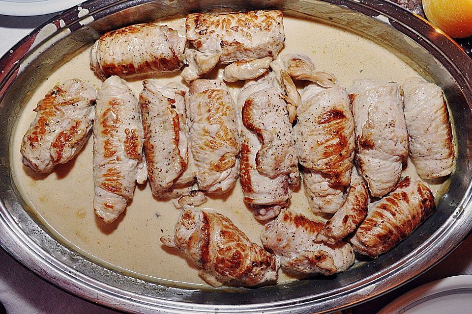 Putenröllchen mit Salbei und Schinken auf Tomaten - Bohnen Ragout