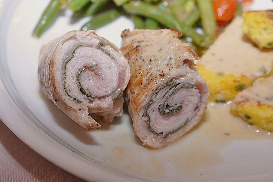 Putenröllchen mit Salbei und Schinken auf Tomaten - Bohnen Ragout