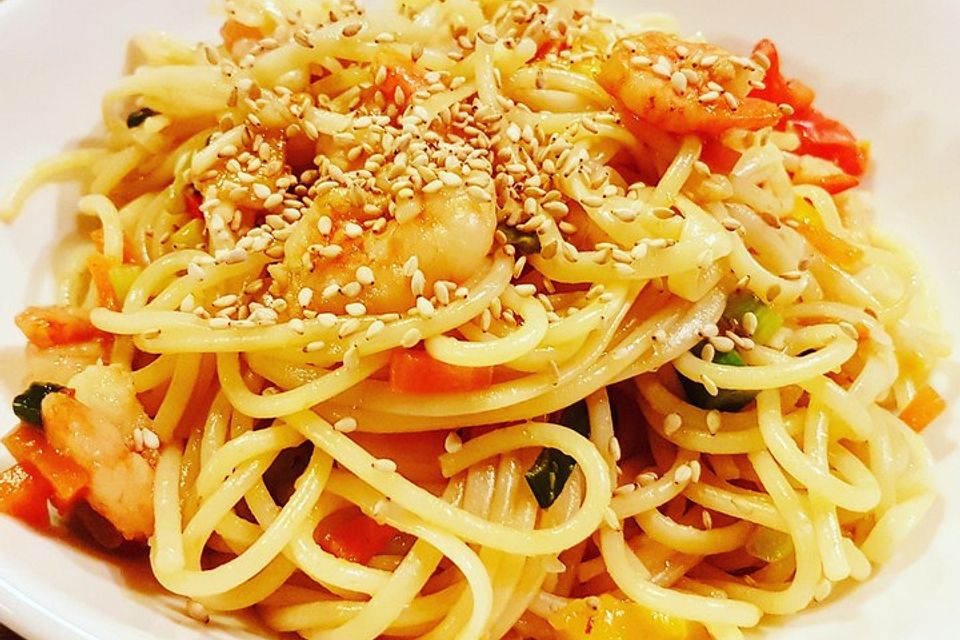 Asiatisch angehauchte Spaghetti mit Garnelen und Mango