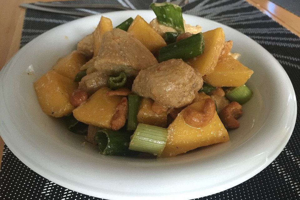 Geflügelsalat mit Cashewkernen