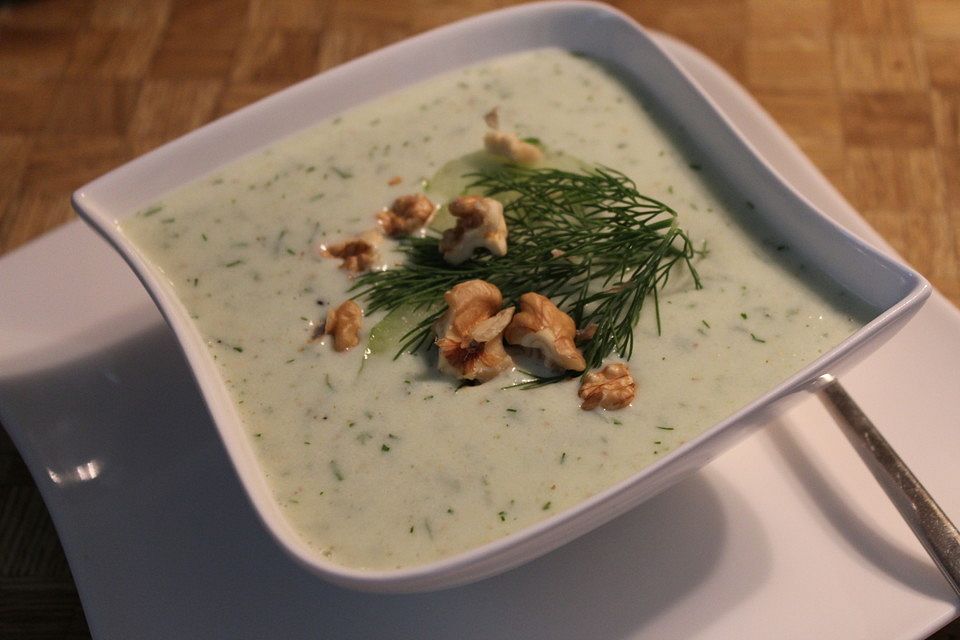 Kalte Gurkensuppe mit Walnüssen