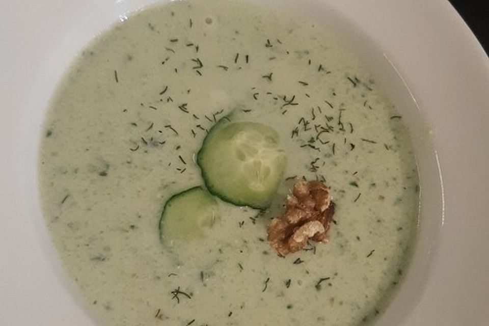 Kalte Gurkensuppe mit Walnüssen