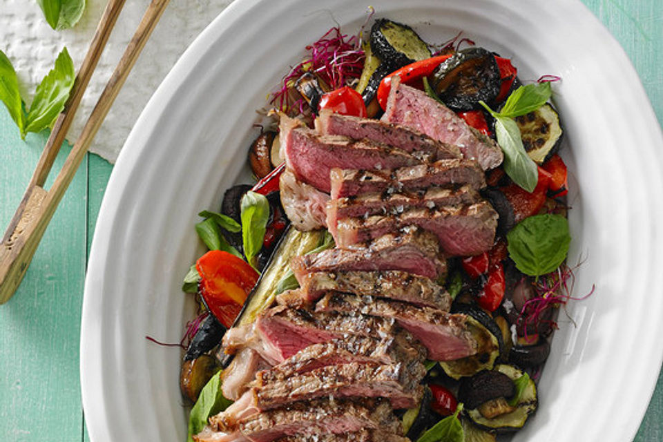 Gegrillter Auberginen - Zucchini - Salat mit Rumpsteak