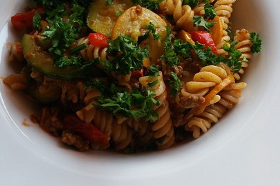 Italienische Nudelpfanne mit Hackfleisch und Gemüse