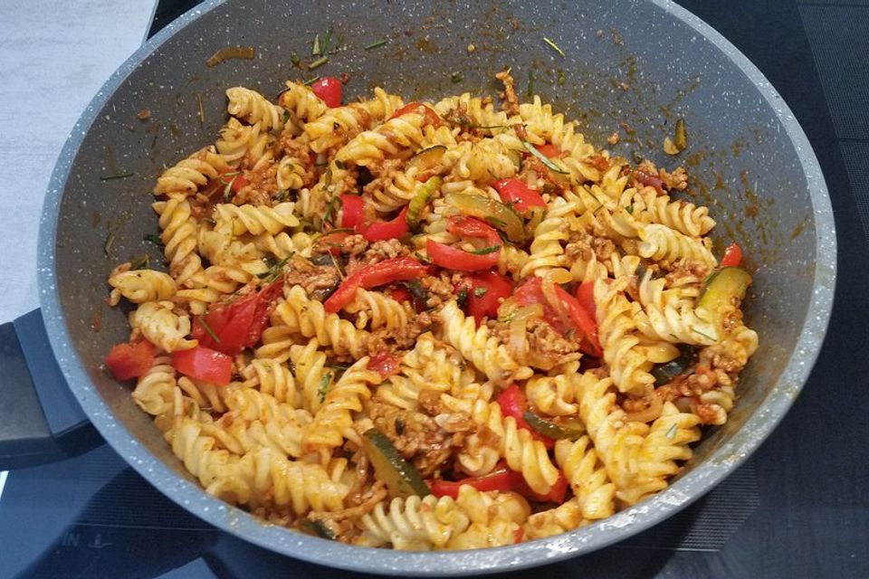 Italienische Nudelpfanne mit Hackfleisch und Gemüse