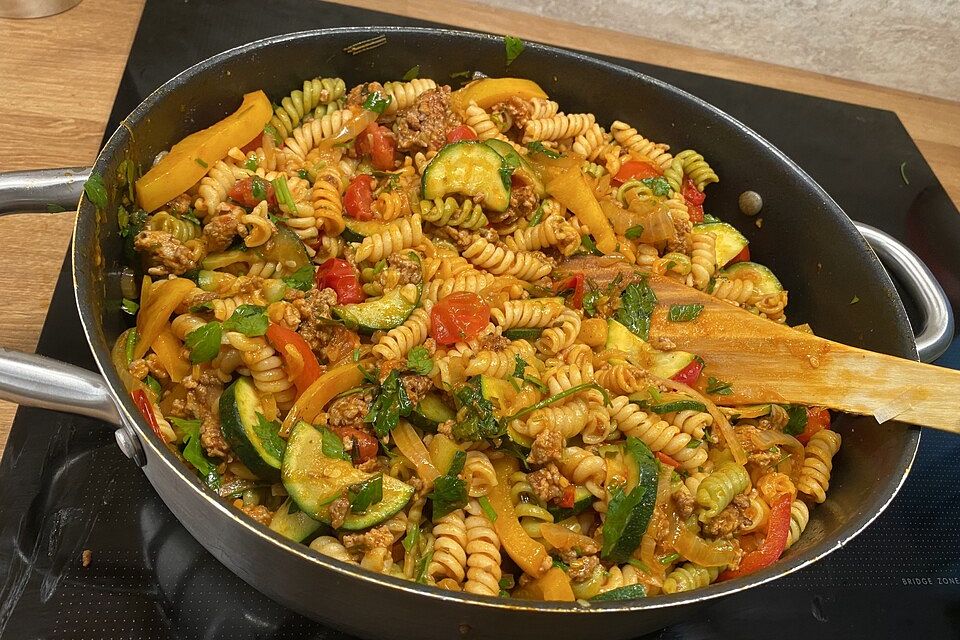 Italienische Nudelpfanne mit Hackfleisch und Gemüse