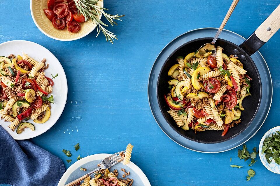 Italienische Nudelpfanne mit Hackfleisch und Gemüse