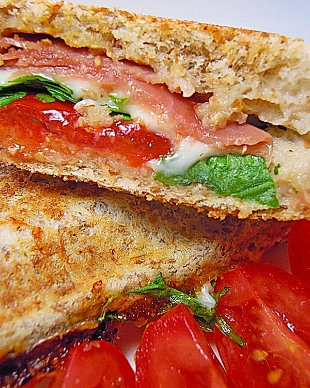 Sandwich mit Mozzarella, Tomaten und Parmaschinken
