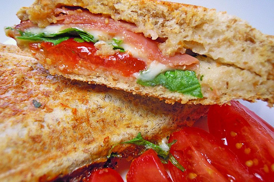 Sandwich mit Mozzarella, Tomaten und Parmaschinken