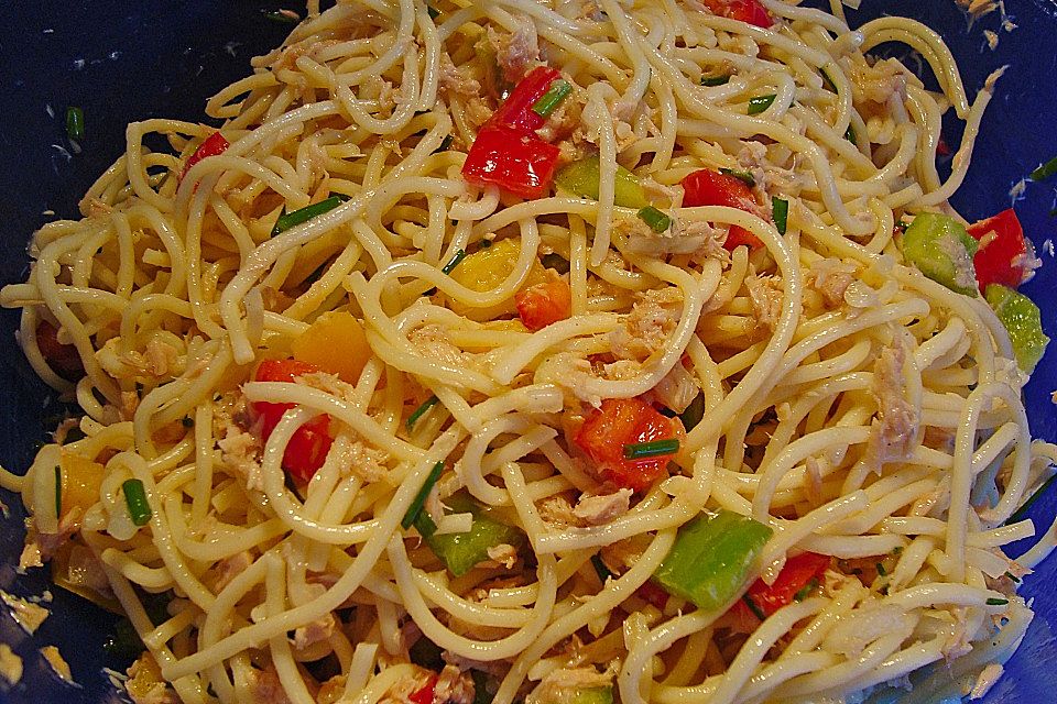 Spaghettisalat mit Thunfisch und Paprika