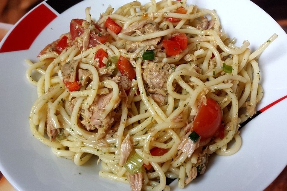 Spaghettisalat mit Thunfisch und Paprika