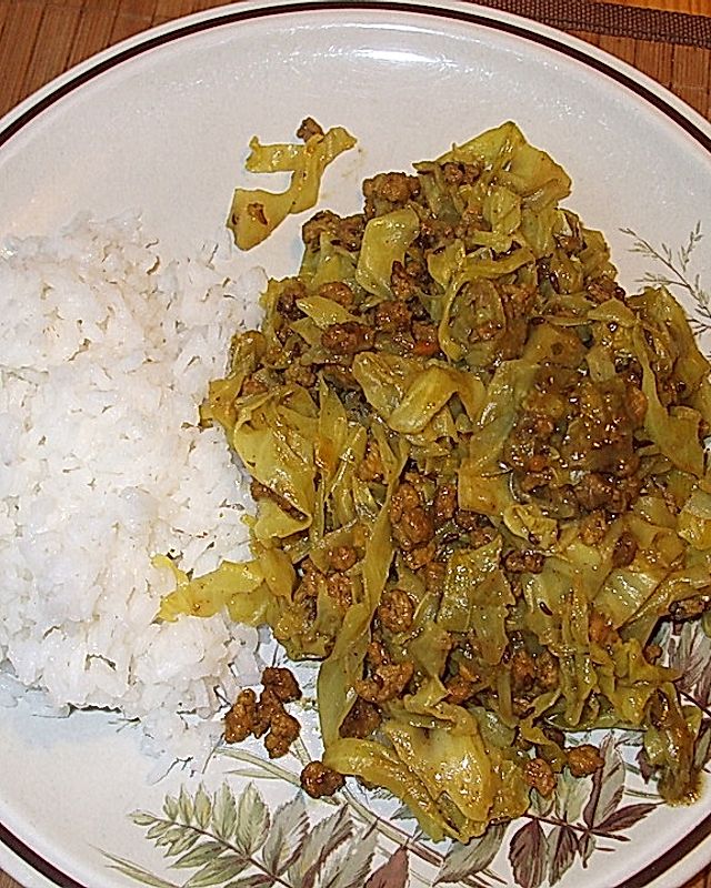 Spitzkohl mit Tofu und Erdnusssauce