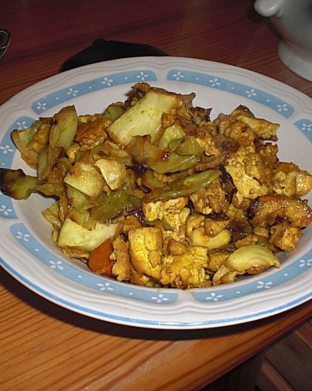 Spitzkohl mit Tofu und Erdnusssauce