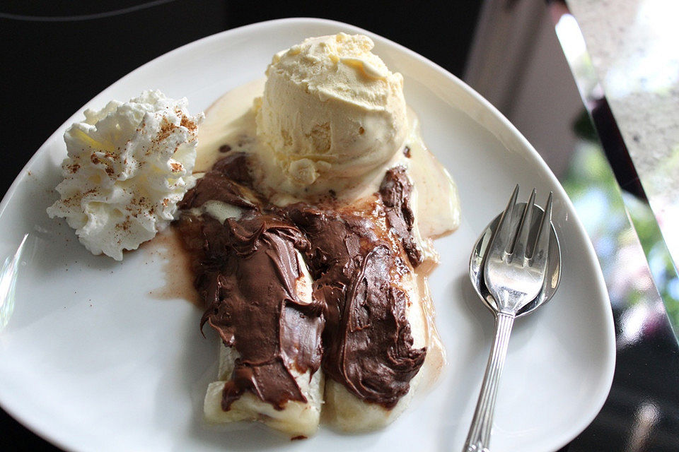 Heiße Schokobanane auf Eis