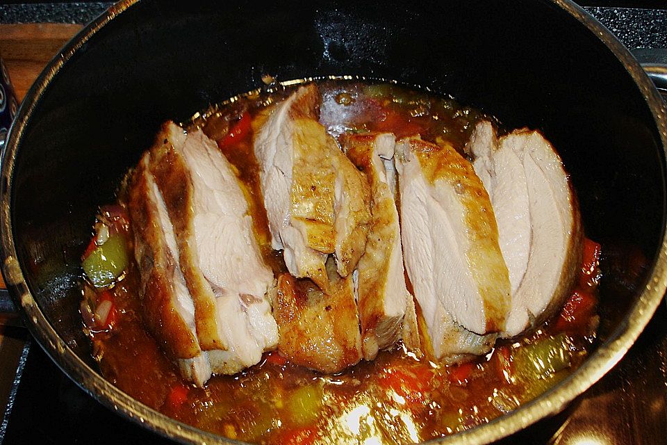 Putenoberkeulenbraten mit Mangosauce und Kartoffelstäbchen mit Speck und Zwiebeln