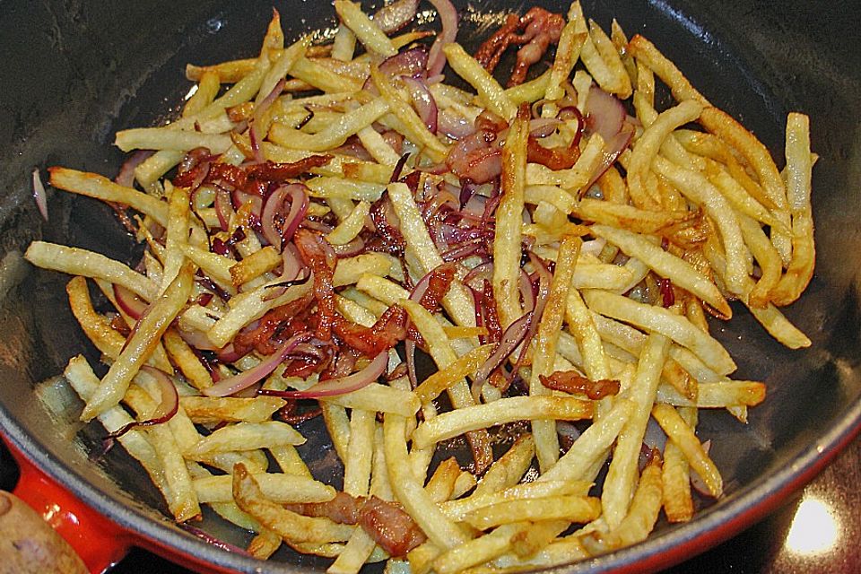 Putenoberkeulenbraten mit Mangosauce und Kartoffelstäbchen mit Speck und Zwiebeln