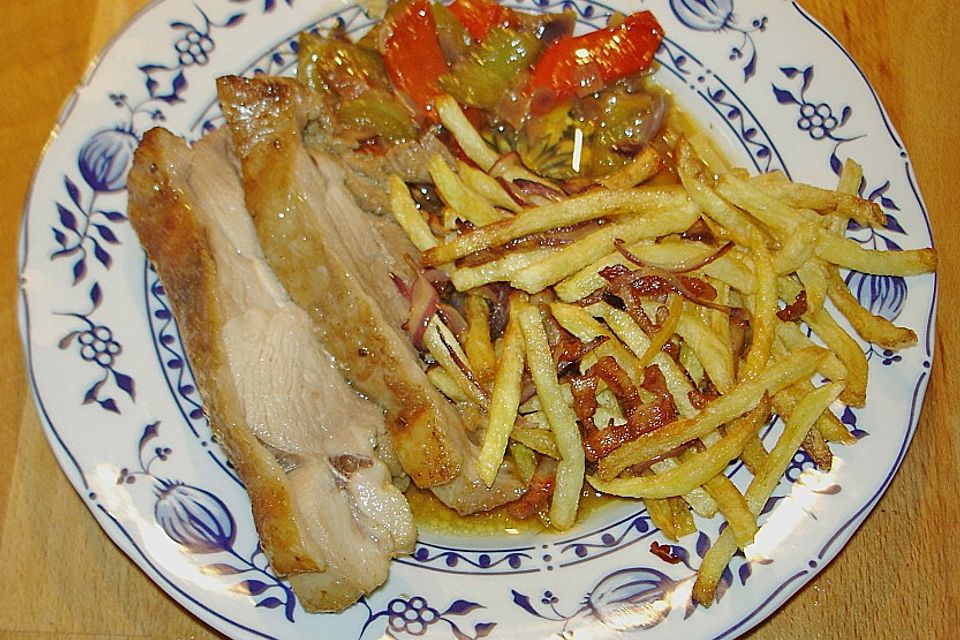 Putenoberkeulenbraten mit Mangosauce und Kartoffelstäbchen mit Speck und Zwiebeln